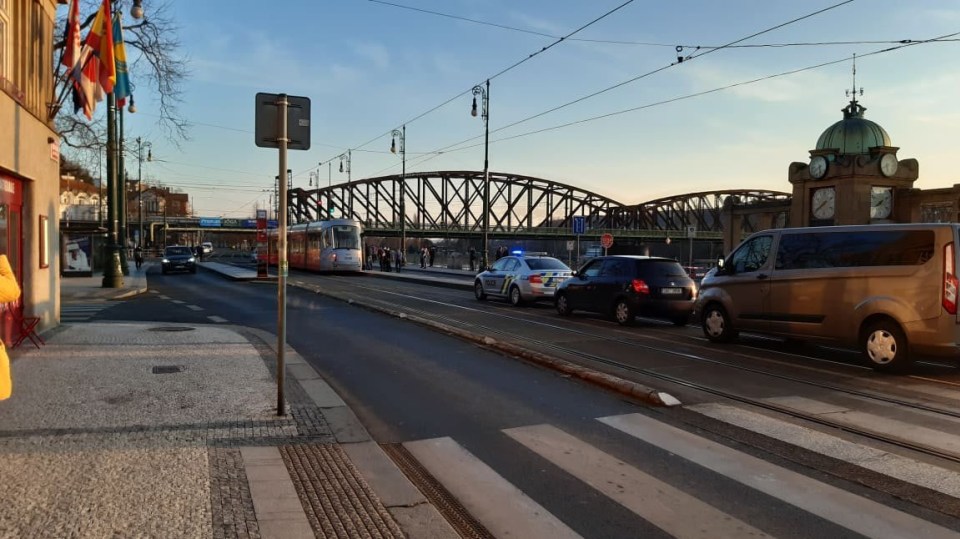Muž s nožem ohrožoval cestující, chtěl napadnout i policisty